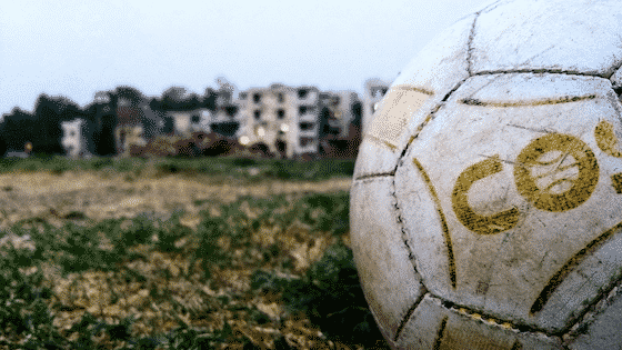 Ein Symbolbild zum Thema Fußball. Foto: Aman jha / Pexels / Canva